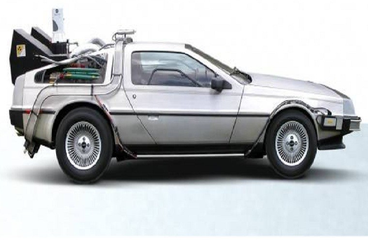 Chiếc xe DeLorean DMC-12 trong phim "Quay trở lại tương lai" (1985) được trang bị động cơ V6 đã được bán đấu giá 541 nghìn USD dành tặng cho quỹ nghiên cứu Parkinson.